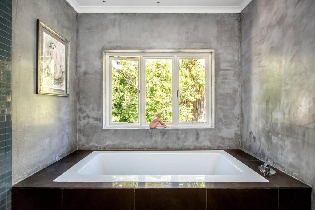 Spacious With Beautiful Garden And Views *