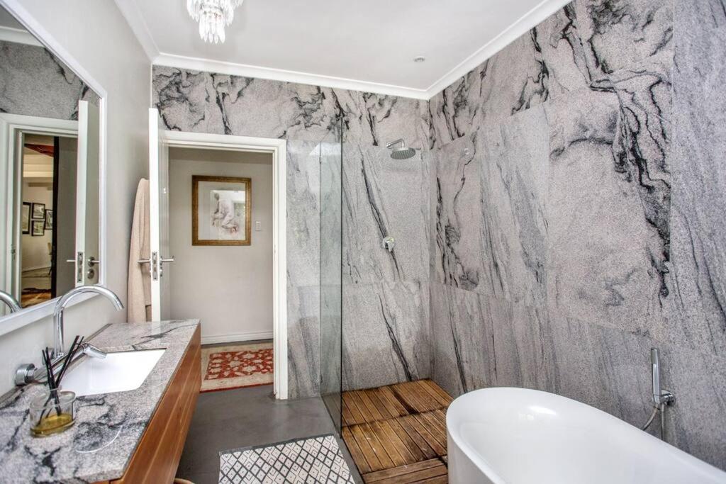 Spacious With Beautiful Garden And Views